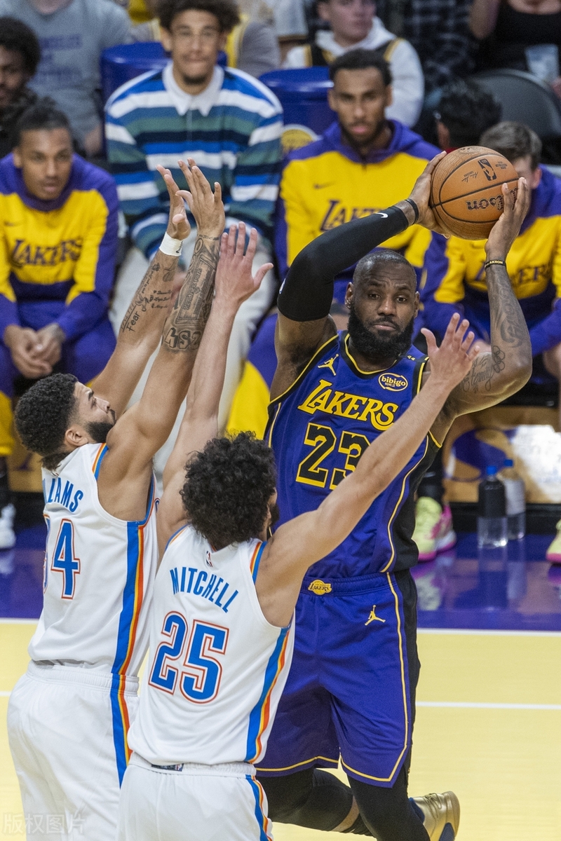 爱游戏在线-太阳鏖战勇士,詹姆斯高光表现