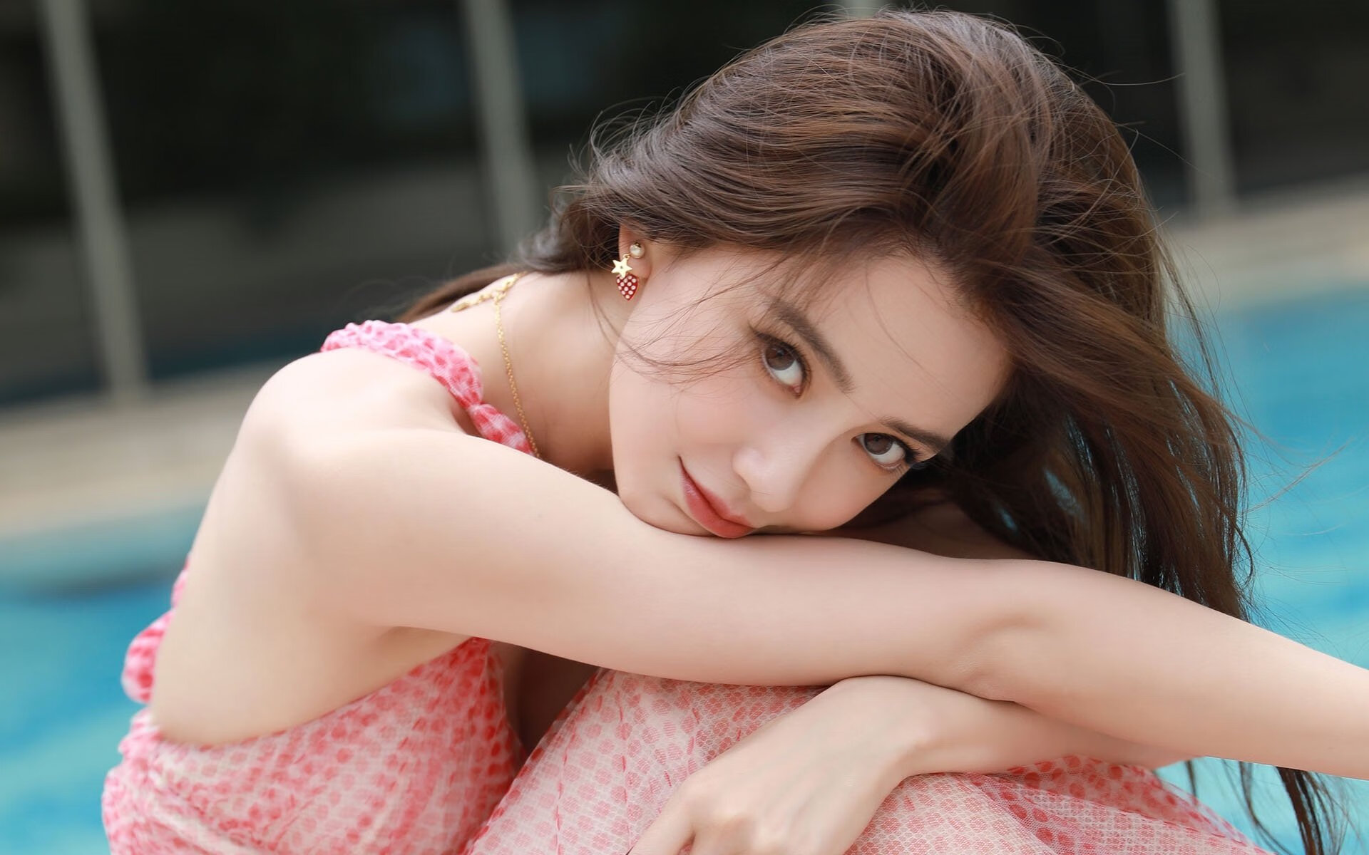 爱游戏APP-红白交响曲与孤胆英雄，逆转之夜的双重狂想